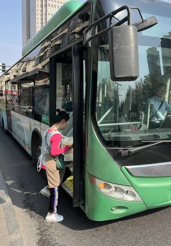 千妍乘公交车去取货