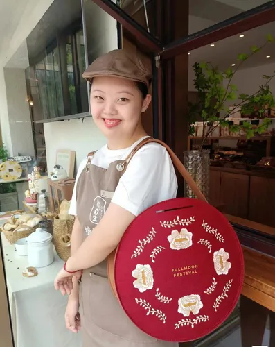 千妍在烘焙小店的工作照