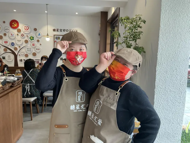 千妍和好闺蜜佳卉合影