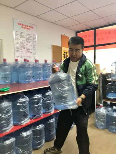 西安在水站准备把水搬到楼下