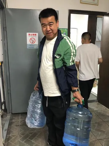 西安在水站准备把水搬到楼下
