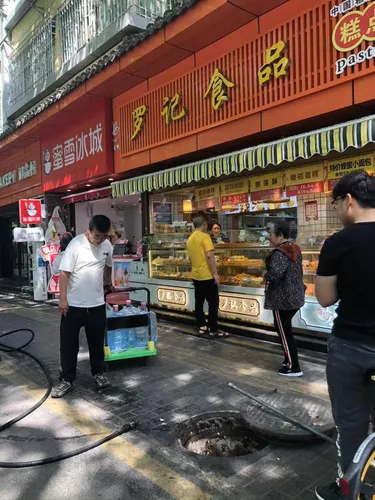 路上,西安遇到一个打开的井盖不知道怎么过去