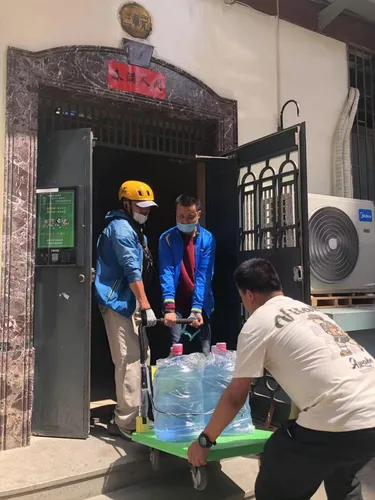 西安和同事、外卖小哥一起合力把水抬上去
