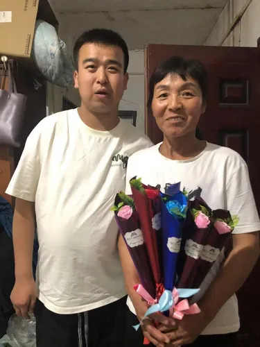 西安和妈妈的合影,妈妈捧着西安送的花